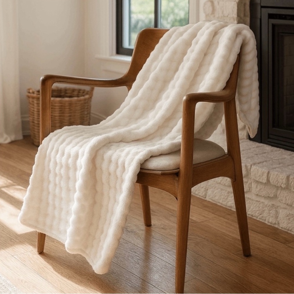 Hythe Bubble Blanket 60x50 - Picture 3 of 11